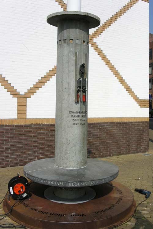 Gestolen bronzen beeldje - Monument voor De Dwangarbeider - Apeldoorn.
