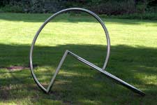 geschakelde cirkel segmenten - roestvaststalen beeld van Henk van Bennekum - beelden in de openbare ruimte.