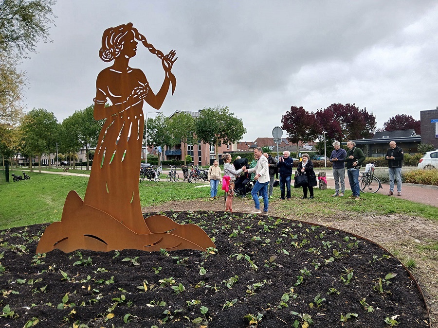 Het beeld 'Meta' van Mieke de Waal in Meteren.