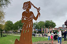 Mieke de Waal - Corten stalen beeld Meta in Meteren.