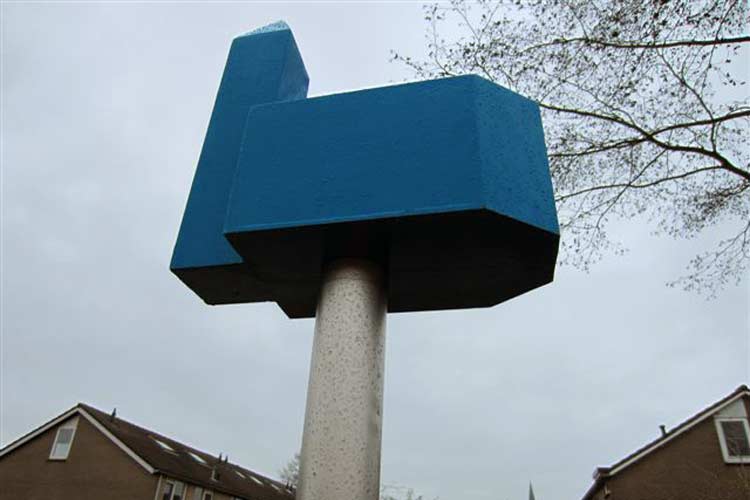 Nicolas Dings - een van de openbare kunstwerken - de zes "peilstokken" die een verbinding vormen tussen de Langstraat en het gemeentehuis van Olst-Wijhe.