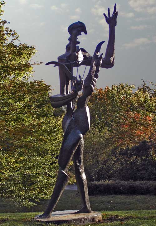 Het bronzen beeld van de Franse beeldhouwer Ossip Zadkine. "Orpheus" in Apeldoorn.