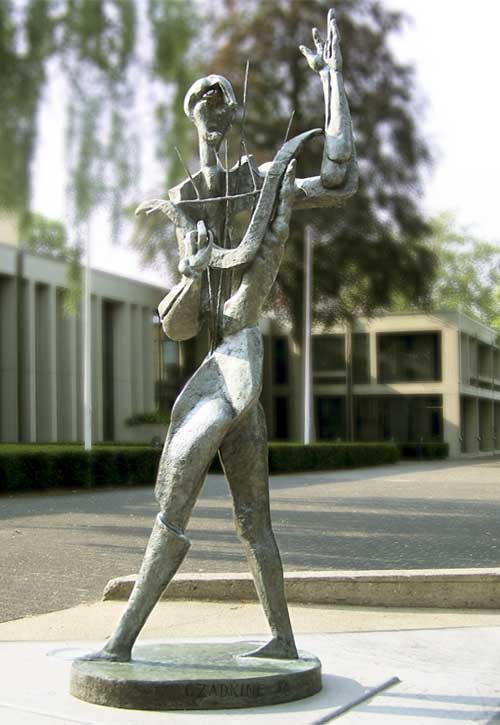 Het bronzen beeld van de Franse beeldhouwer Ossip Zadkine. "Orpheus" in Apeldoorn.