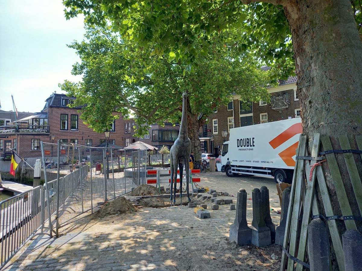 terugplaatsing van de bronzen giraf van Henk Visch te Dordrecht.