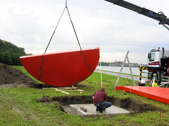 De inspectie van de nieuwe locatie van het beeld in het Beeldenpark Drechtoevers (OPAM) - in het Papendrechtse gedeelte, langs de rivier De Noord.