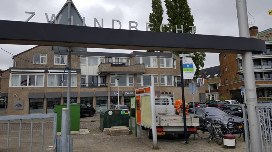 Bewegwijzering bij de aanlegsteiger van de waterbus in Zwijndrecht: het vervaardigen en plaatsen drie Info-Borden van OPAM - Beeldenpark Drechtoevers.