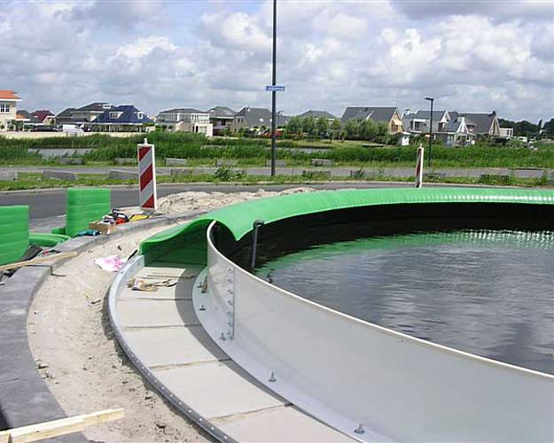 constructie van het beeld met LED verlichting voor een waterbekken op een rotonde te Nesselande - uitgevoerd beeld door Segno 'd Arte