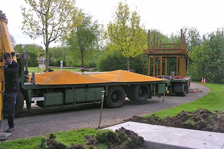 Transport en plaatsing van het in cor-ten staal uitgevoerde beeld van Paul de Kort en Marcel Eekhout.