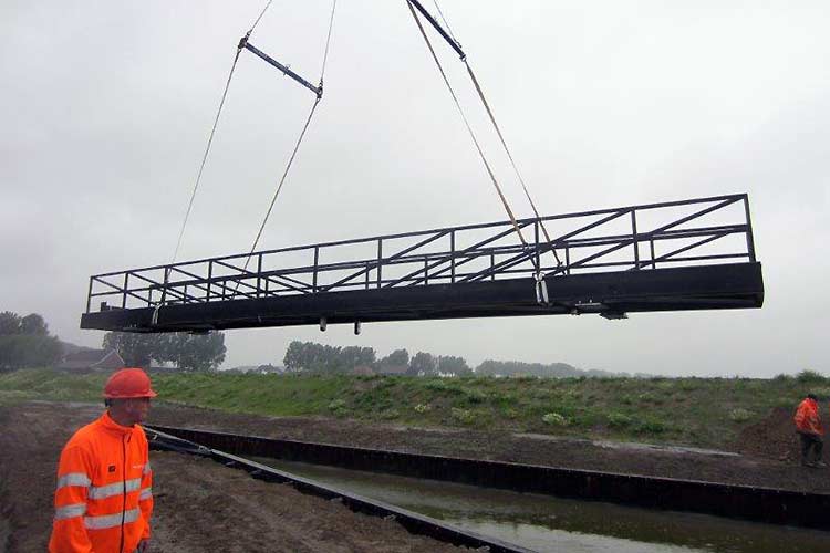 De voetbrug voor de Chladni Vijver in Buitenschot gaat op transport.
