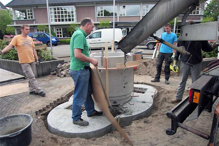 Hier worden de vantevoren geheide stalen buispalen vol gestort met beton - "Growing Up" voor de Gemeente Lisse kan beginnen.