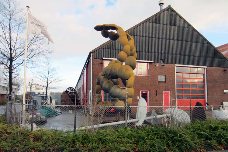 Uitvoering cor-ten stalen Kunstwerk van Pieter Obels voor de gemeente Spijkenisse door SEGNO d'ARTE productie en onderhoud kunstwerken - beelden, plastieken en ruimtelijke constructies