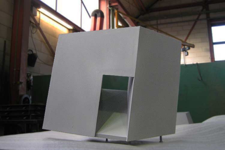 Uitvoering - gestraald cor-ten stalen beeld voor een expositie van Niko de Wit in Studio van Dusseldorp in Tilburg door SEGNO d'ARTE productie en onderhoud kunstwerken - beelden, plastieken en ruimtelijke constructies