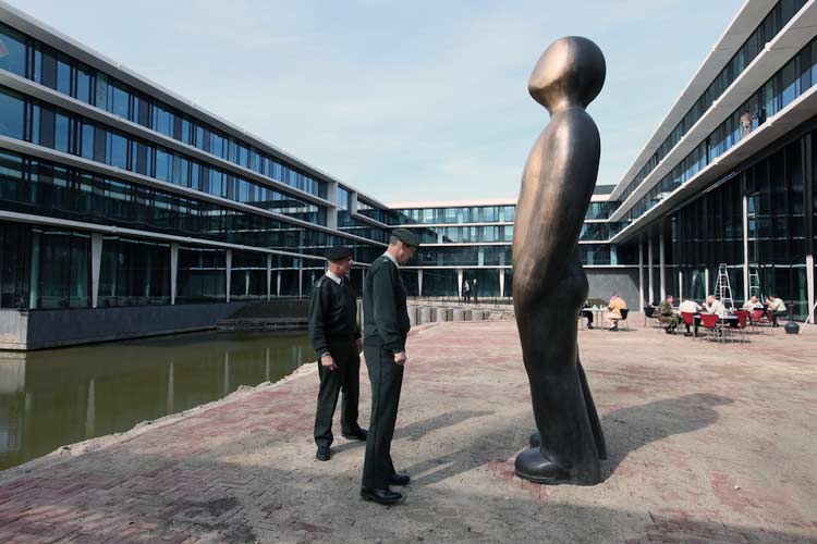 Uitvoering van een bronzen beeld "Grow" van Ram Katzir voor het Ministerie van Defensie in Utrecht.