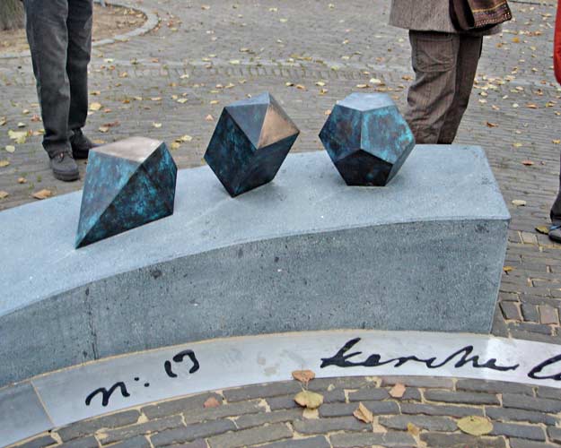rvs, natuursteen en brons - Nicolas Dings - beeld Catsop te Stein, Limburg