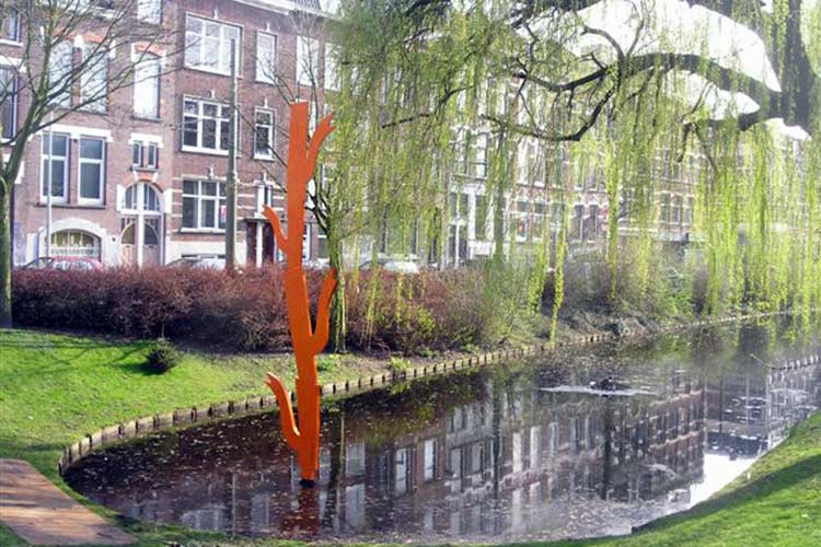 Een beeld dat wij vervaardigde voor Klaas Gubbels in de vijver van de Provenierssingel in Rotterdam.