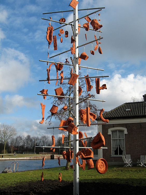 Kunstwerk van staal en keramiek in de collectie van Kunstgebouw Zuid-Holland.