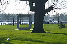 Henk van Bennekum - stalen beeld "doorzicht" in Gorinchem