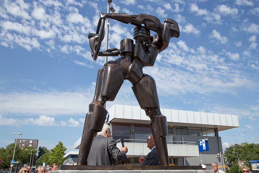 Bronzen beeld van Henri Lannoye op het Stationsplein van Bergen op Zoom.