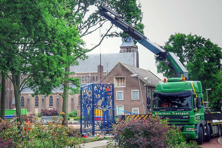 Plaatsing van het Beatles Monument van Nicolas Dings in Hillegom.