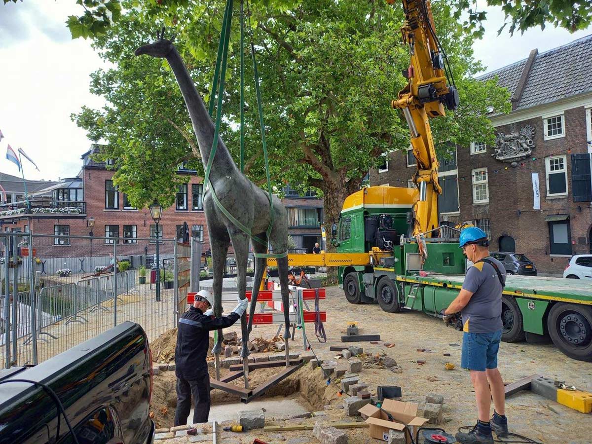 terugplaatsing van de bronzen giraf van Henk Visch te Dordrecht.