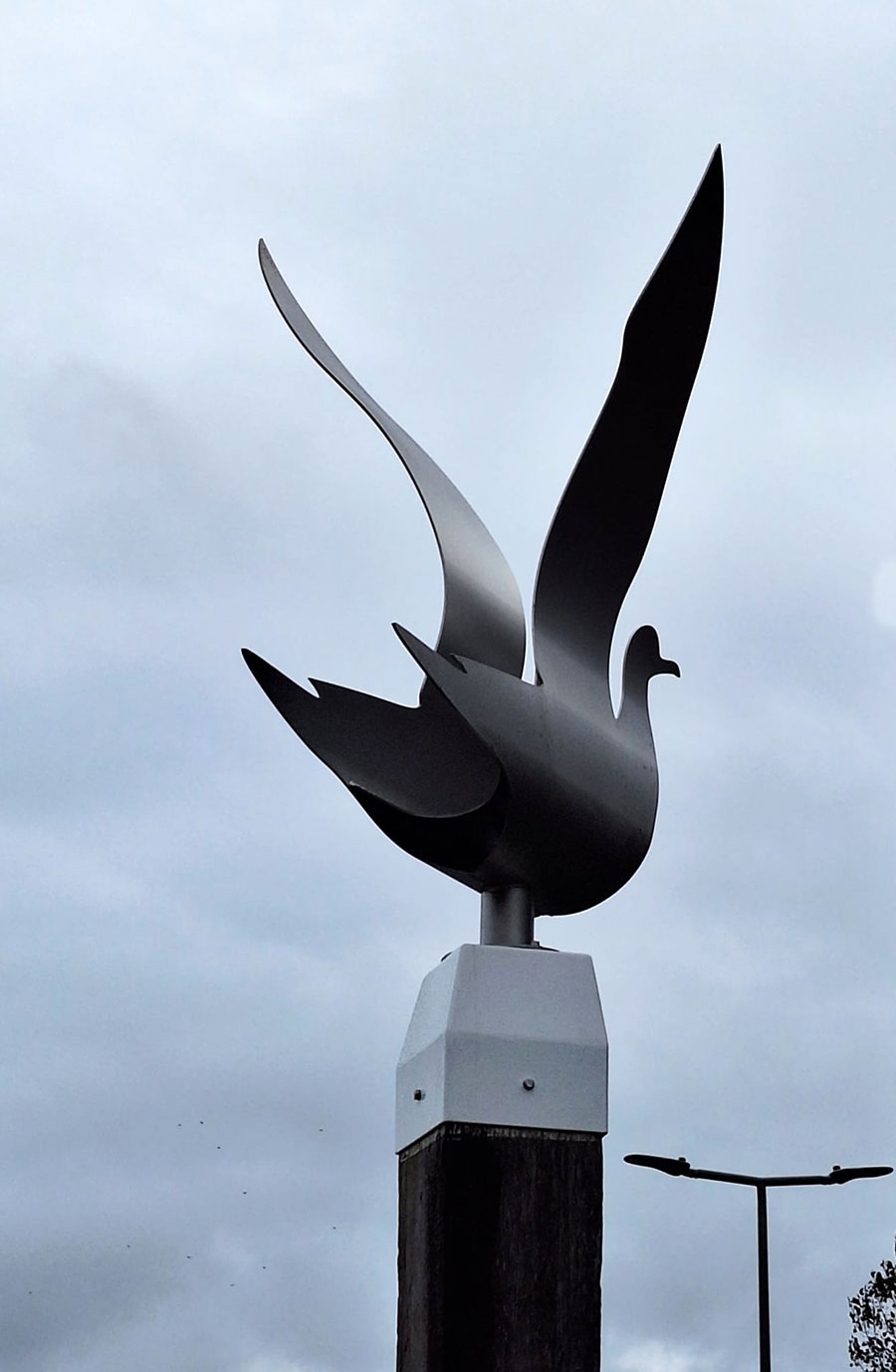 Hoeksevogels, een rvs beeld in Hoek van Holland van Jose Knippenberg.