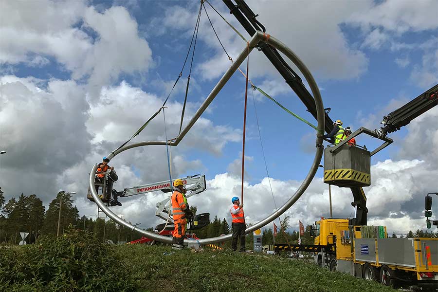 Het rvs beeld voor een rotonde in Finland - monteren van de voetplaat constructie.