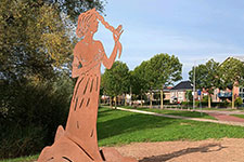 Cor-ten stalen beeld van Mieke de Waal in Meteren.