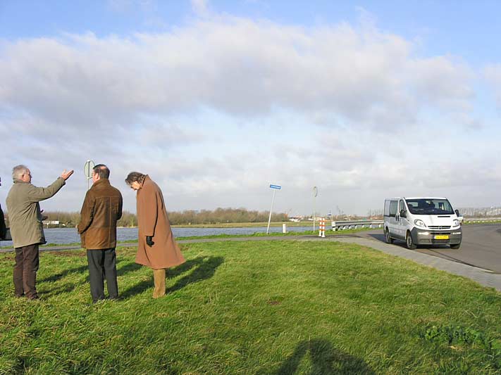 De inspectie van de nieuwe locatie van het beeld in het Beeldenpark Drechtoevers (OPAM) - in het Papendrechtse gedeelte, langs de rivier De Noord.