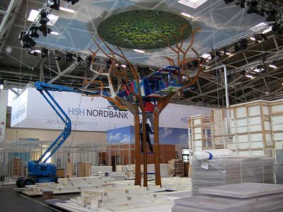 installatie op de Messe  in München van de boom voor de 2008 Messe - in opdracht van het Bouwfonds (Rabo) - Plaatsing 1 t/m 5 Oktober 2008