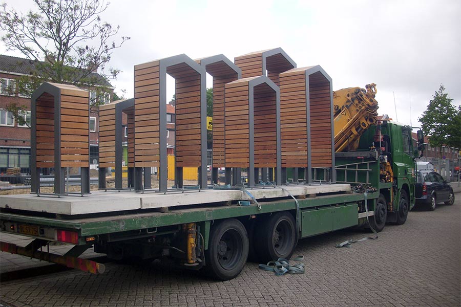 7 poortvormen van Paul van Osch zijn door ons bedrijf uitgevoerd voor plaatsing op het Dudokplein voor het stadhuis van IJmuiden.