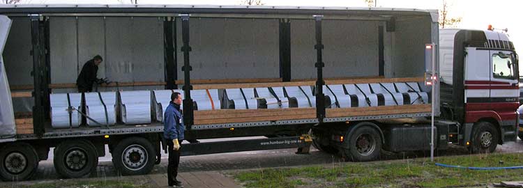 Vervoer van met folie beschermde rvs elementen van Jan van den Dobbelsteen.