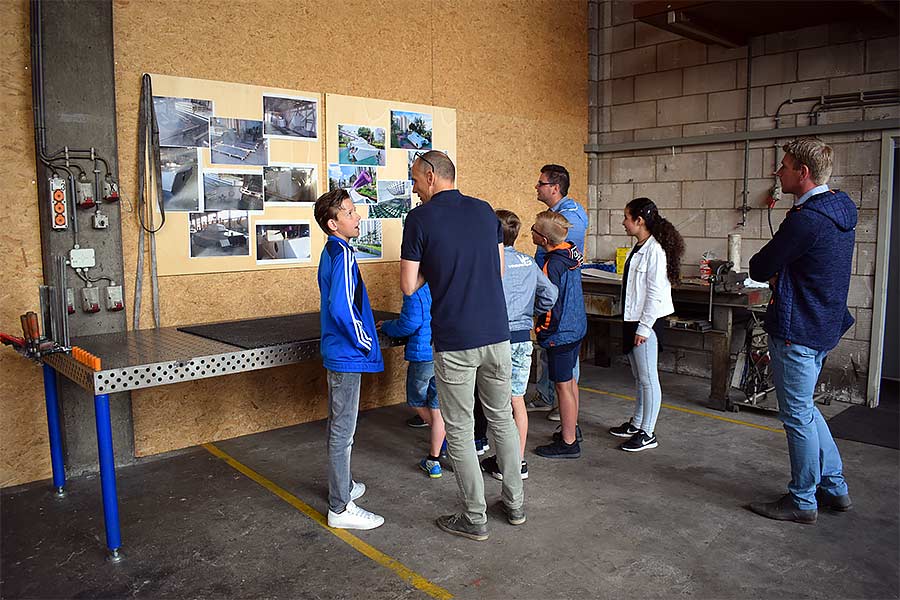 Techniekroute. De schooljeugd was op bezoek. Ze konden lassen, metaalbewerken en kregen uitleg over de werkzaamheden van Segno d'Arte.
