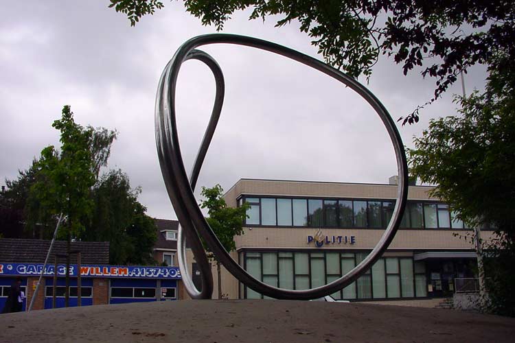 De oorspronkelijke opstelling van het roestvast stalen beeld van Lucien den Arend. Herstel en herplaatsingroestvast stalen beeld in Rotterdam-Overschie van Lucien den Arend.