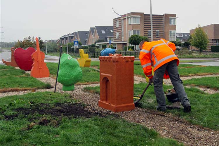 Herstel van één van de beelden op een rotonde in Hendrik Ido Ambacht.