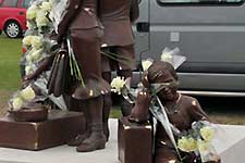 Herstel bronzen beeldengroep - Hoek van Holland - monument kindertransport - 2011.