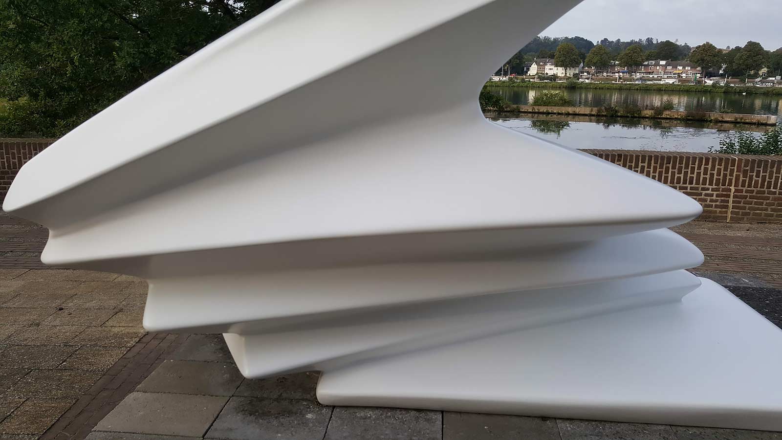 Restauratie van polyester beelden van Piet Killaars in het Bonefantenmuseum.