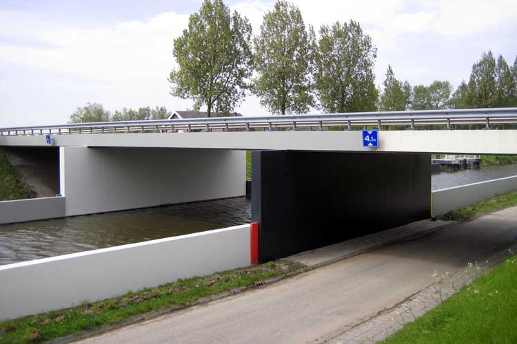 Kunstwerk te Dirksland. Een brug als beeldende kunst - onderhouden.