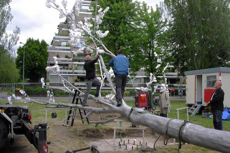 Het opstellen van de giet-aluminium boom van Stanislaw Lewkowicz - samenstellen van de boom met de laatste takken.