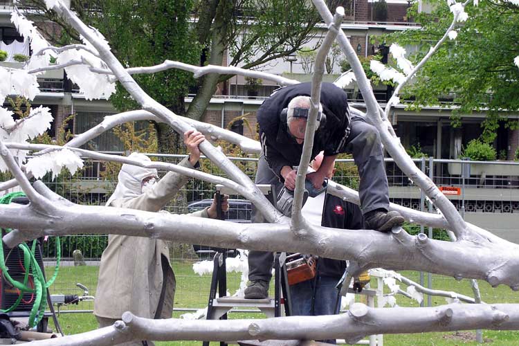 Het opstellen van de giet-aluminium boom van Stanislaw Lewkowicz - laswerkzaamheden.