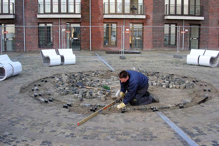 beelden - uitvoering roestvast stalen beeld van Jan van den Dobbelsteen