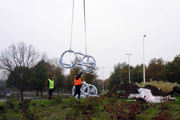 rotonde beeld - Nicolas Dings - roestvaststaal, rvs brons en beton.