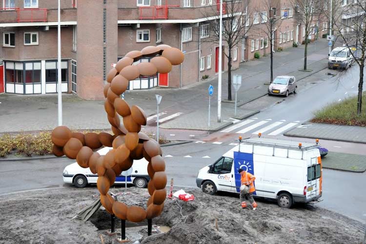 Plaatsing cor-ten stalen Kunstwerk van Pieter Obels voor de gemeente Spijkenisse door SEGNO d'ARTE productie en onderhoud kunstwerken - beelden, plastieken en ruimtelijke constructies