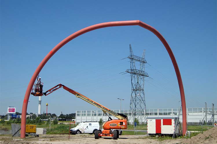 Montage van een monumentale staalplastiek van de beeldhouwer Lucien den Arend in Albrandswaard.