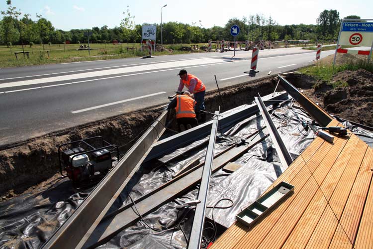 Uitvoering van een omgevingskunstwerk in de openbare ruimte van Beverwijk.