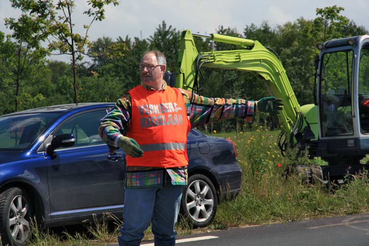 Uitvoering van een kunstwerk - keerzijde - van Paul de Kort voor  Beverwijk.