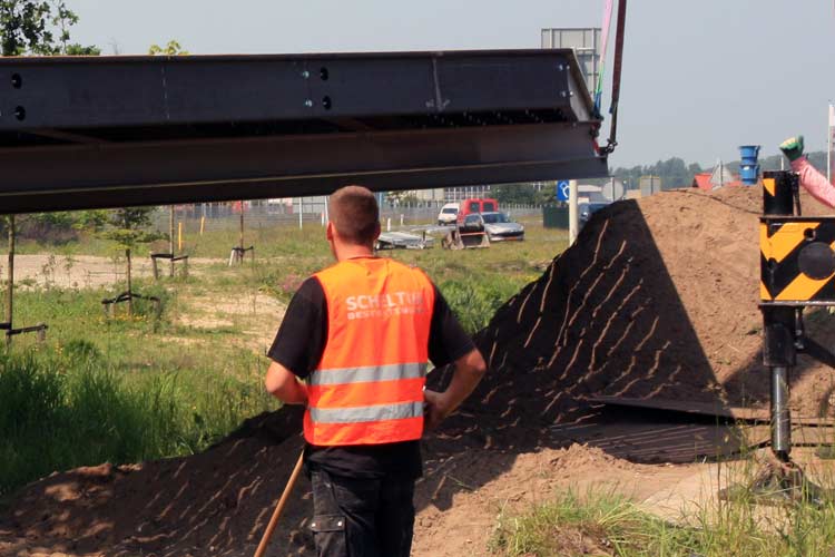 Uitvoering van een kunstwerk - keerzijde - van Paul de Kort voor  Beverwijk.