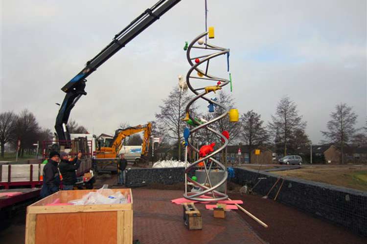 Montage van het kunstwerk "DNA-helix". een beeld voor Olst-Wijhe.