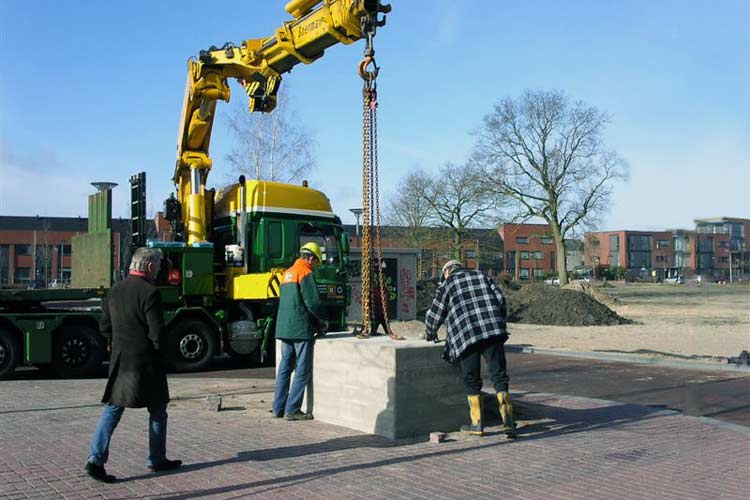 uitvoering-betonnen-sokkel voor een bronzen beeld van Pjotr Müller in Amersfoort.