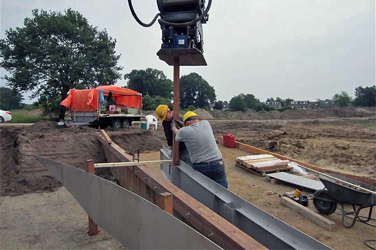 UITVOERING van het waterkunstwerk van Paul de Kort in het landschap van Enschede.