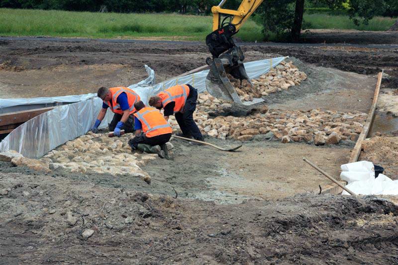 UITVOERING van het waterkunstwerk van Paul de Kort in het landschap van Enschede.